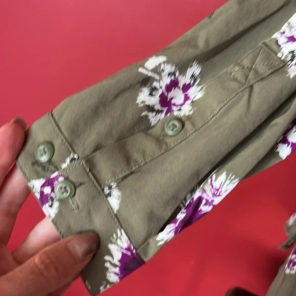 BNWOT Duluth trading company, green floral top - Picture 4 of 16